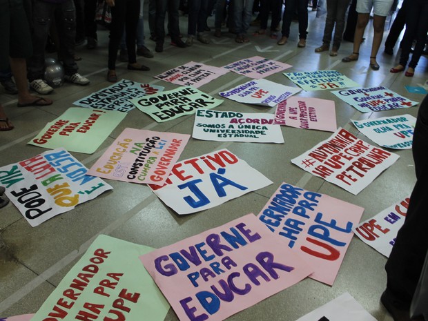Estudantes aguardam governador cobrando professores para a UPE (Foto: Taisa Alencar/G1)