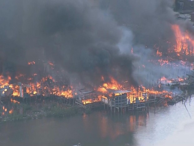 Incêndio no bairro dos Coelhos, Recife. (Foto: Reprodução/ TV Globo)