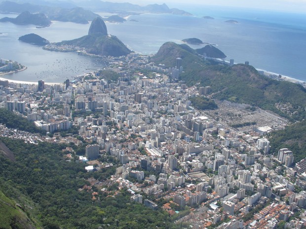 Vista do Rio de Janeiro do alto da cabeça do monumento (Foto: José Raphael Berrêdo / G1)