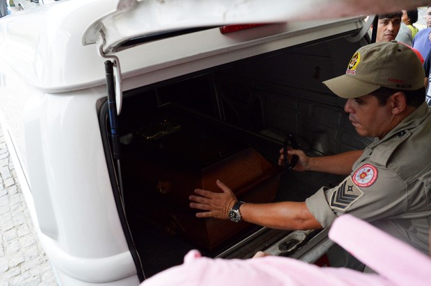 Carro da funerária chega para buscar corpo de Raquel Santos (Foto: Juliana Stott)