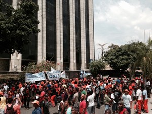 Cerca de 500 pessoas faziam protesto para o aumento de salário dos garis na manhã desta sexta-feira (7). (Foto: Guilherme Brito / G1)