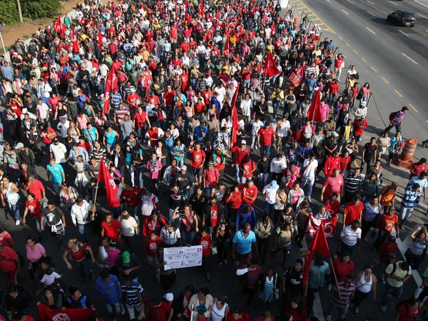 Manifestantes do Movimento dos Trabalhadores Sem   Teto(MTST) caminham na Avenida João Dias,   sentido Marginal Pinheiros, na zona sul de São   Paulo (Foto: Felipe Rau/Estadão Conteúdo)