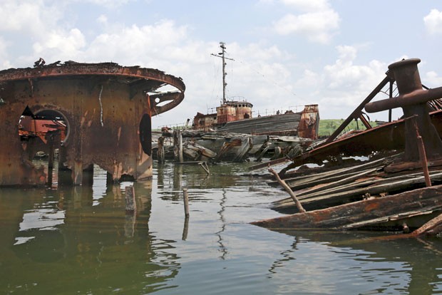 Embarcações decadentes são vistas em ‘cemitério de navios’ em Nova York; local tem atraído turistas. (Foto: Shannon Stapleton/Reuters)