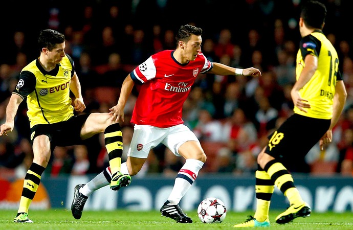 Ozil jogo Arsenal e Borussia Dortmund (Foto: Reuters)