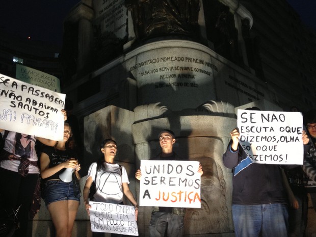 Manifestantes realizam novo protesto em Santos (Foto: Cristiane Amaral/TV Tribuna)