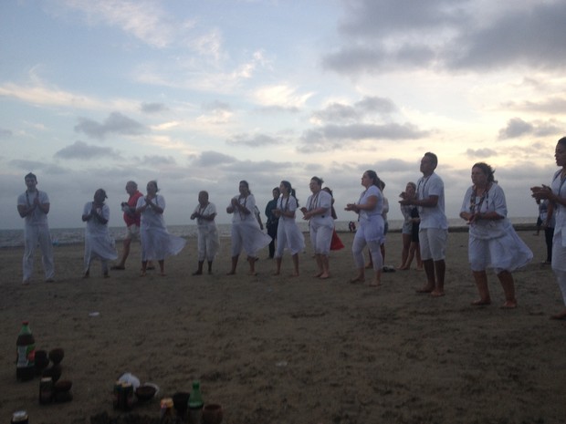 Fieis homenageiam Iemanjá na praia do Cassino (Foto: Lisandra Reis/RBS TV)