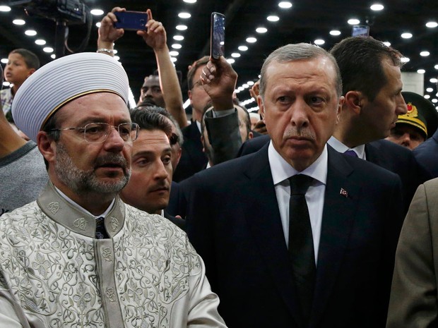 O presidente da Turquia, Tayyip Erdogan (dir.), participou do funeral de Mohammad Ali  (Foto: Lucas Jackson/Reuters)