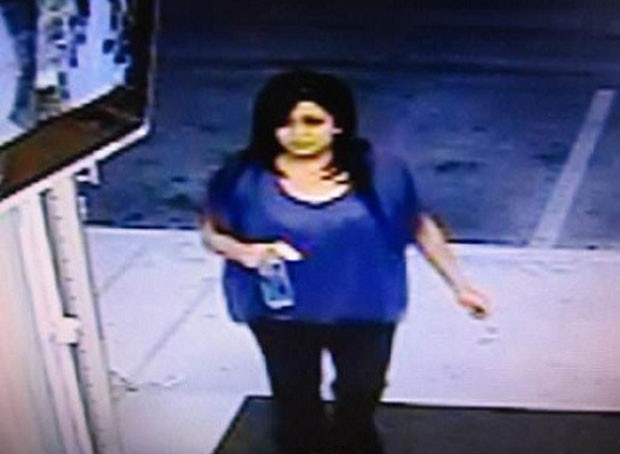 Filha da ganhadora em imagem de câmera de segurança da loja onde o ticket foi comprado.  (Foto: AP)