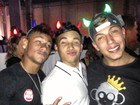 Neymar curte festa com amigos e posta foto com 'chifrinho' 