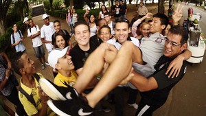 Carismático, chinês do Timão cai nas graças da galera em tour por SP (Marcos Ribolli / Globoesporte.com)