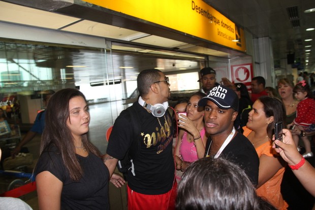 Naldo e Mulher Moranguinho no aeroporto internacional de Belém (Foto: Wesley Costa / AgNews)