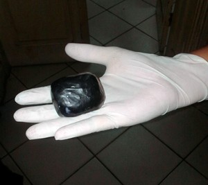 Droga estava embrulhada com uma fita isolante de cor preta (Foto: Divulgação/Coape-RN)