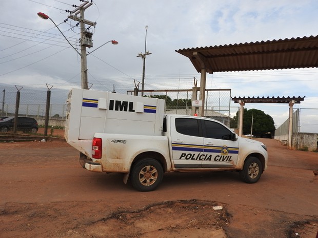 Rabeção do IML chegou à penitenciária por volta das 16h30 (Foto: Jackson Felix/G1 RR)