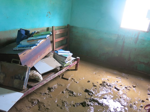 Casa cheia de lama após enchente em Itaóca, SP (Foto: Rodrigo Martins/G1)