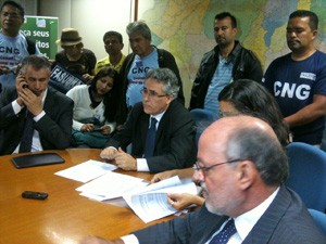 O secretário de Relações do Trabalho do Ministério do Planejamento, Sérgio Mendonça (centro), durante reunião com representantes da Fasubra (Foto: Isabella Formiga / G1)