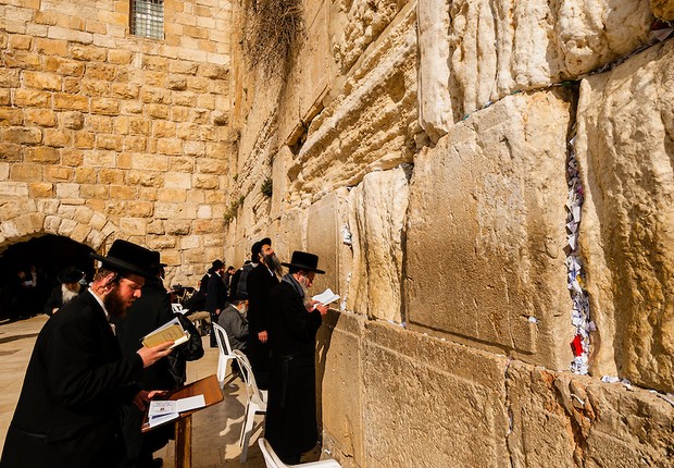 Jerusalém israel 25 de abril o homem judeu reza o muro é o lugar