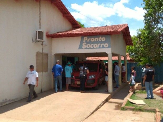 Vítimas de desabamento chegam a hospital em Pedro Afonso (Foto: Divulgação)
