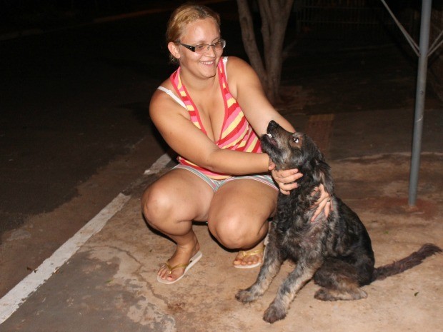 Mulher resgata cão que ficou cinco dias dentro de fossa em MS (Foto: Maria Caroline Palieraqui/G1 MS)