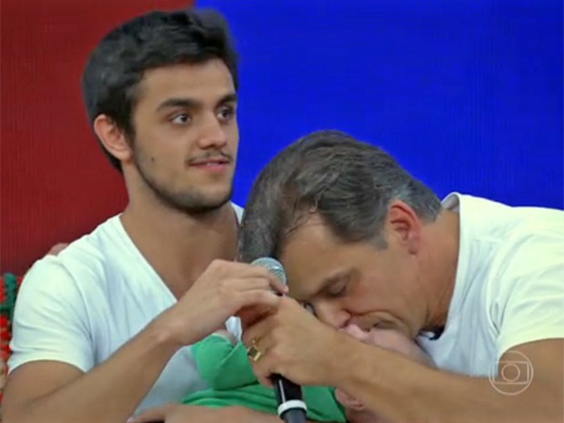 Felipe Simas apresenta o filho no Vídeo Show (Foto: Vídeo Show / TV Globo)
