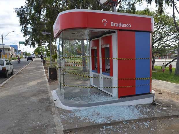 Bandidos tentaram assaltar banco  (Foto: Tiago Botino / Itapetinga Agora)