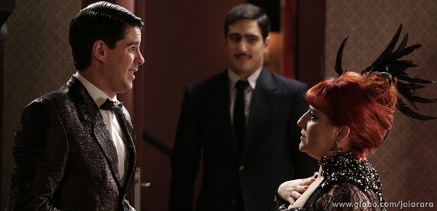 Pegos no flagra! Nuno entra no camarim e vê beijo dos dois (Foto: Fábio Rocha/TV Globo)