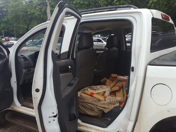 Carro apreendido com droga em oficina de Goiânia, Goiás (Foto: Thaís Luquesi/TV Anhanguera)