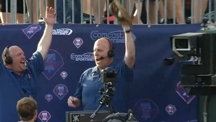 locutor do Philadelphia Phillies pega rebatida ao vivo beisebol (Foto: Reprodução/MLB)