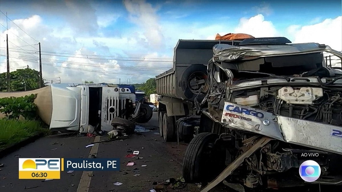 Duas pessoas ficam feridas após carreta tombar e ser atingida por