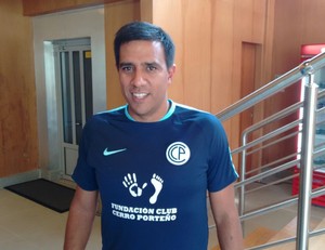 César Farias, técnico do Cerro Porteño (Foto: Lucas Strabko)