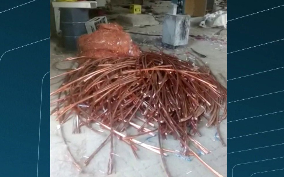 Grande quantidade de cobre foi encontrada no galpão (Foto: Reprodução / TV Globo)