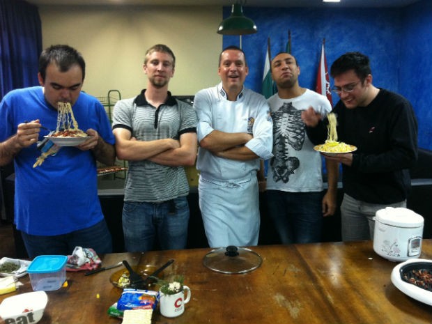 O grupo mal esperou a foto para começar a comer os pratos do chef (Foto: Fernando Castro/G1)