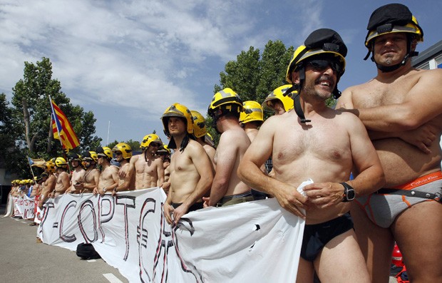 Bombeiros protestavam contra corte de gastos do governo espanhol (Foto: Albert Gea/Reuters)