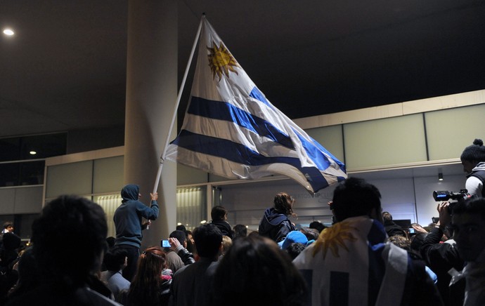 Suares aeroporto Carrasco Uruguai (Foto: AFP)