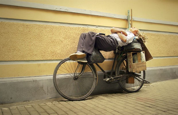 Fotografia da série 'Day Dreamers" mostra chinês dormindo em bicicleta (Foto: Divulgação/Eric Leleu)