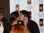 Ian Somerhalder e Nikki Reed dão beijinho em evento no Rio