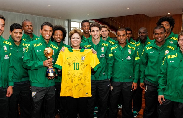 A presidente Dilma Rousseff recebe a delegação da Seleção Brasileira de Futebol, no Palácio da Alvorada (Foto: Roberto Stuckert Filho/PR)