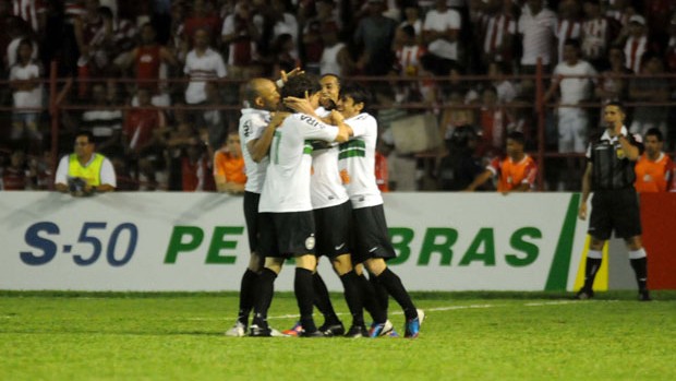 Coritiba comemorando nos Aflitos (Foto: Aldo Carneiro / Pernambuco Press)