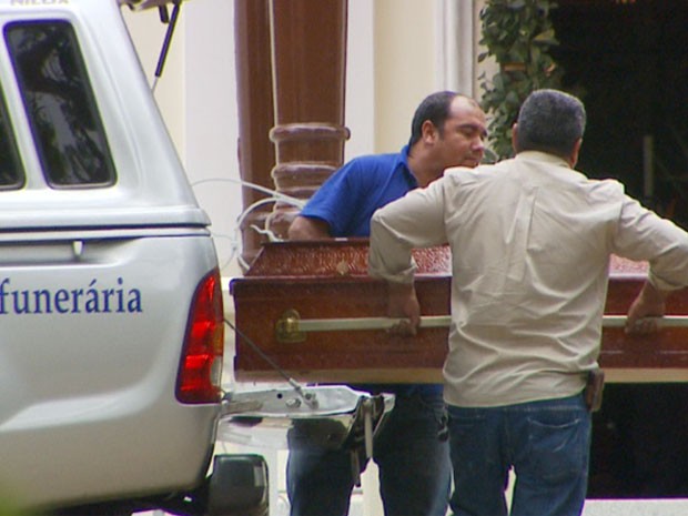 Corpos de casal morto por vizinho chegaram por volta das 14h em Indaiatuba (Foto: Reprodução / EPTV)
