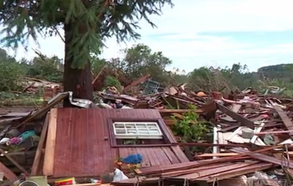 Temporal causa destruição em Maratá (Foto: Reprodução/RBS TV)