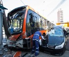 Em SP, carro atinge ônibus e  banca de jornal (Alice Vergueiro/Futura Press/Estadão Conteúdo)