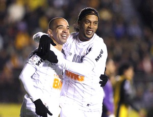 Diego Tardelli e Ronaldinho comemoram gol do Atlético-MG contra o Strongest (Foto: Reuters)