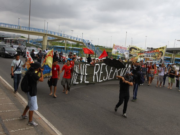  Ato na Barra da TijucA contra a construção de um campo de golfe na Praia da Reserva - área de preservação ambiental (Foto: Kátia Carvalho / Agência O Globo)