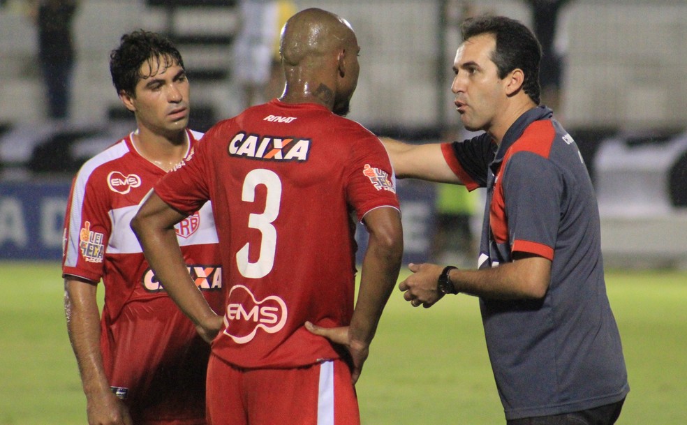 Técnico Léo Condé não vai poder contar com o lateral Marcos Martins nem com o zagueiro Flávio Boaventura (Foto: Fabiano de Oliveira/GloboEsporte.com)
