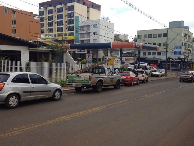 Em Francisco Beltrão, carros fazem fila para abastecer antes que os combustíveis acabem  (Foto: Michele Arenza / RPC )