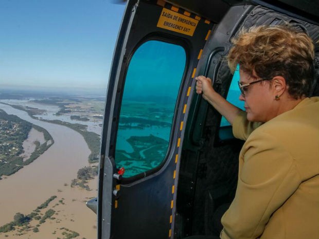 Presidente Dilma Rousseff sobrevoa as áreas atingidas pela chuva (Foto: Divulgação/Blog do Planalto)