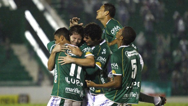 Jogadores do Guarani comemoram gol no dérbi (Foto: Gustavo Tilio/ Globoesporte.com)