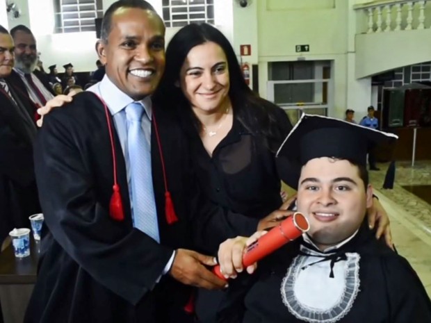 Jovem com paralisia cerebral se torna bacharel em Direito em Pouso Alegre (Foto: Reprodução EPTV)
