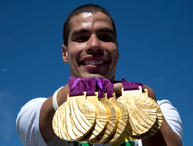 Daniel Dias e as seis medalhas de ouro, conquistadas nos Jogos de Londres (Foto: Fernando Maia/CPB)