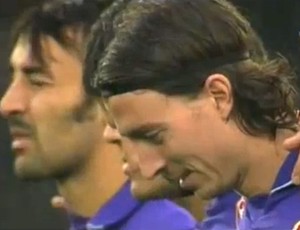 Riccardo Montolivo, da Fiorentina, ri durante minuto de silêncio na itália (Foto: Reprodução)