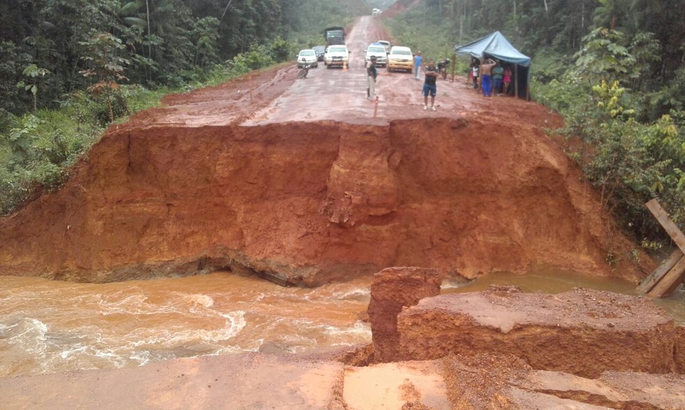 Chuvas chegaram a isolar o acesso para o Norte do Amapá  (Foto: PRF/Divulgação)